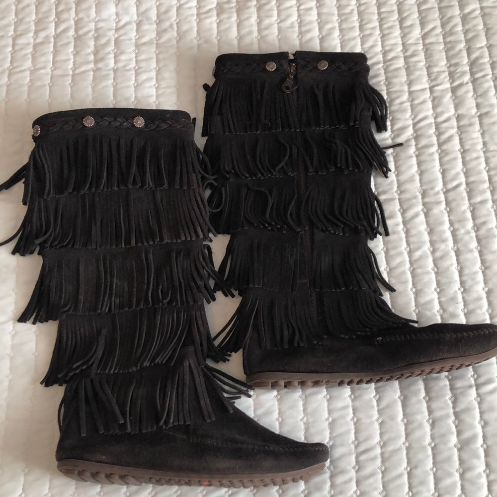 Minnetonka size 8 five layer fringe boots